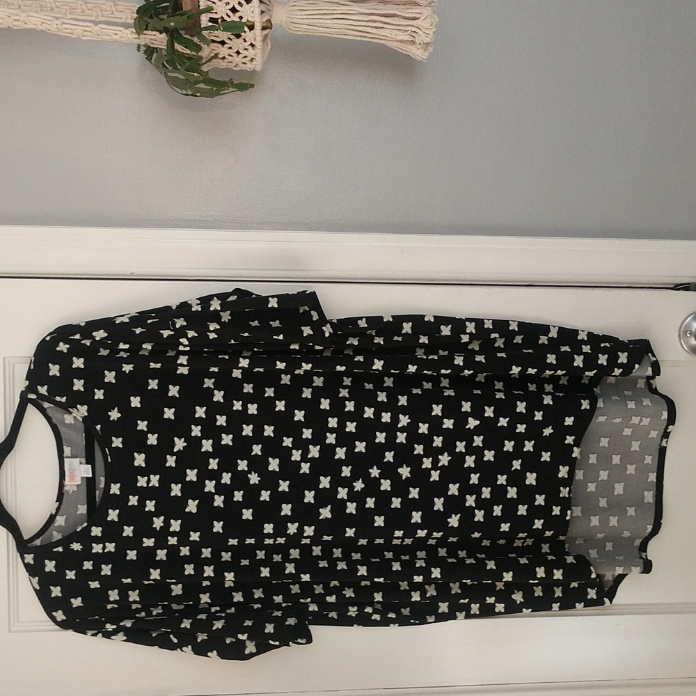 Lularoe graphic X print Irma T-shirt size Large